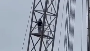 “Dy muaj pa marrë pagat”, një grua në Kuçovë hipën majë kullës tek ish-Uzina