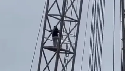 “Dy muaj pa marrë pagat”, një grua në Kuçovë hipën majë kullës tek ish-Uzina