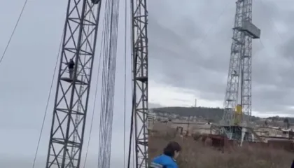 “Dy muaj pa rroga”, punonjësja e pastrimit kërcënon se do të hidhet nga shtylla në Kuçovë