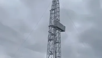 “Dy muaj pa rroga”/ Punonjësja e pastrimit në Kuçovë hipën në majë të kullës dhe kërcënon se do të hidhet (Video)