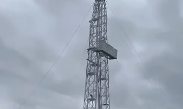 “Dy muaj pa rroga”/ Punonjësja e pastrimit në Kuçovë hipën në majë të kullës dhe kërcënon se do të hidhet (Video)