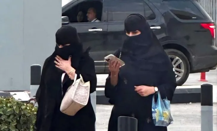 Dy qytete në Spanjë vendosin ndalimin e burkës, e majta kundërshton vendimin