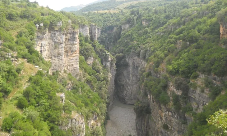 Dy të zhdukur në kanionet e Osumit, gomonia ku ndodhej 22-vjeçari u përmbys në ujë gjatë kërkimeve për 42-vjeçarin