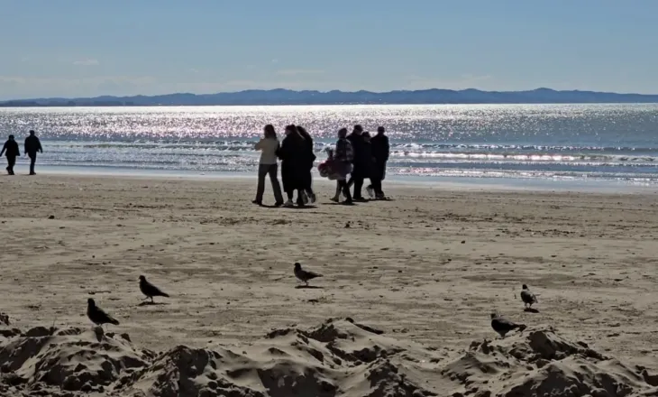 Dyndje në plazhin e Durrësit/ Jo vetëm nga Tirana, vizitorë nga Elbasani dhe Kosova në qytetin bregdetar