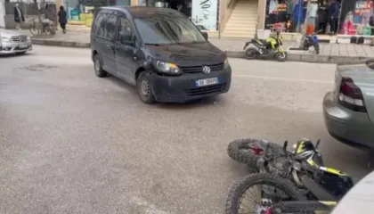 Dyshohet se i preu rrugën, makina përplaset me motorin pranë spitalit të Beratit