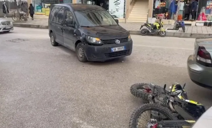 Dyshohet se i preu rrugën, makina përplaset me motorin pranë spitalit të Beratit