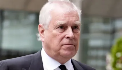 Dyshohet se ka ndarë informacione konfidenciale me Jeffrey Epstein, policia britanike shqyrton ‘dosjen’ e ish-princit Andrew