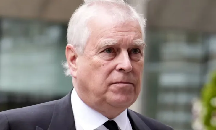 Dyshohet se ka ndarë informacione konfidenciale me Jeffrey Epstein, policia britanike shqyrton ‘dosjen’ e ish-princit Andrew