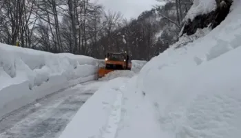 E bllokuar nga reshjet e dëborës, hapet rruga në Qafë Thore