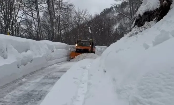 E bllokuar nga reshjet e dëborës, hapet rruga në Qafë Thore