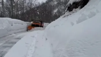 E bllokuar prej ditësh nga reshjet e dëborës, hapet rruga në Qafë Thore