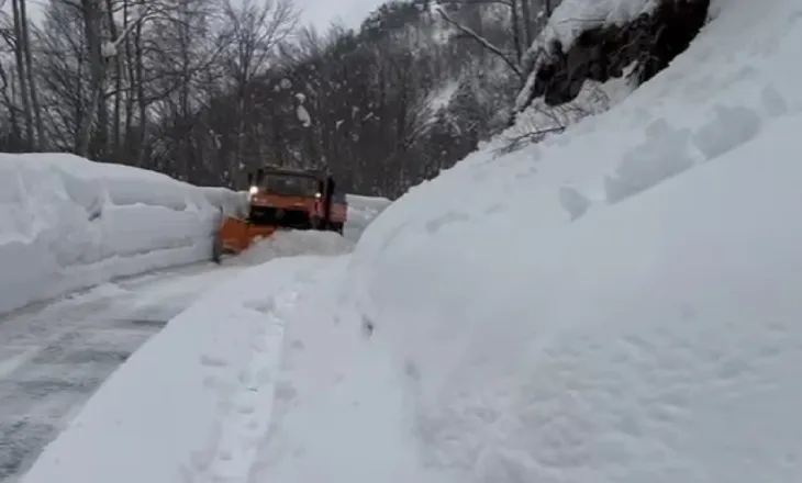 E bllokuar prej ditësh nga reshjet e dëborës, hapet rruga në Qafë Thore