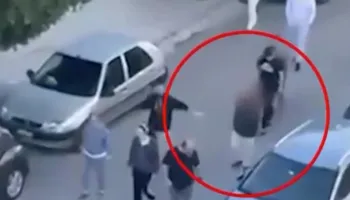 E dehur në timon, përplas 11 automjete, ndalohet nga policia greke 60-vjeçarja