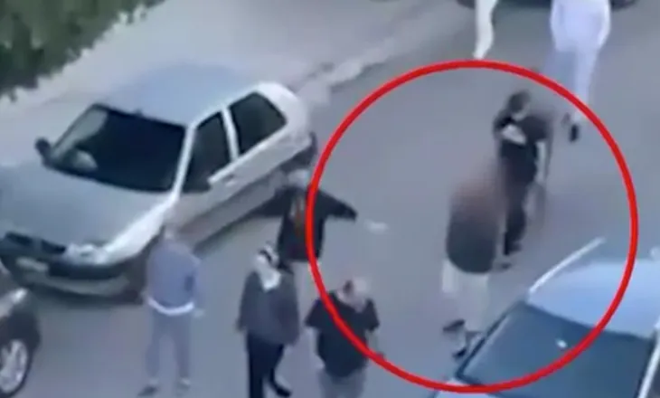 E dehur në timon, përplas 11 automjete, ndalohet nga policia greke 60-vjeçarja