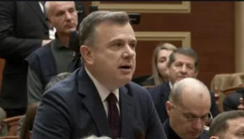 “E di unë për kë punon ti”/ Balla nuk përmbahet ndaj deputetes së PD: Pusho moj ti pusho, le nam