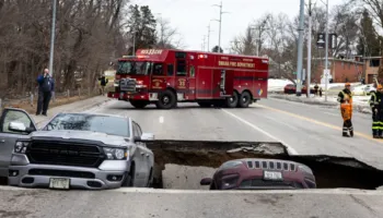 E frikshme/ Hapet toka në SHBA, ruga “gllabëron” papritur dy makina