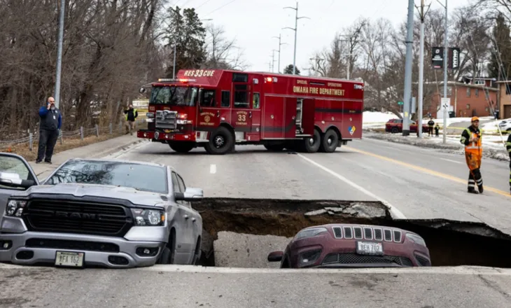 E frikshme/ Hapet toka në SHBA, ruga “gllabëron” papritur dy makina