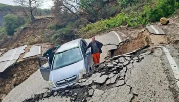 E frikshme/ “U hodha nga sedilja e pasagjerit”, çahet rruga dhe “përpin” makinën, shpëton mrekullisht shoferi