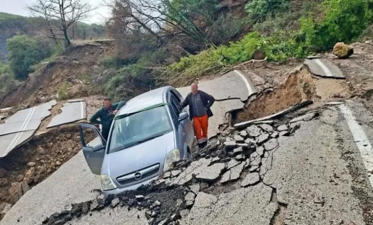 E frikshme/ “U hodha nga sedilja e pasagjerit”, çahet rruga dhe “përpin” makinën, shpëton mrekullisht shoferi