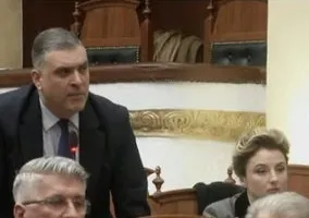 “E ke në grupin tënd Erion Braçe”/ Tensione në Kuvend, Blushi: Dil, fol kush e urdhëroi….