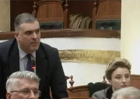 “E ke në grupin tënd Erion Braçe”/ Tensione në Kuvend, Blushi: Dil, fol kush e urdhëroi….