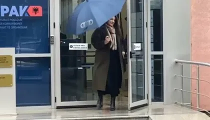 E mbuluar me çadër, Ajola Xoxa rikthehet në SPAK, qëndron vetëm disa minuta