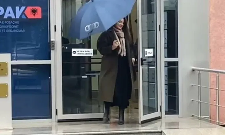 E mbuluar me çadër, Ajola Xoxa rikthehet në SPAK, qëndron vetëm disa minuta