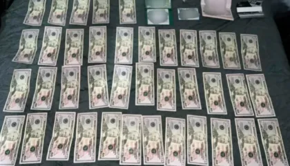 E mitura kapet me kartëmonedha të falsifikuara/ Tre të arrestuar për falsifikim të parave dhe lëndë narkotike