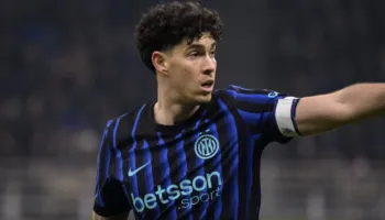 E pazakontë, Bastoni u fërshëllye në mënyrë të papritur nga tifozët e Lecces, regojnë Kolarov dhe Chivu