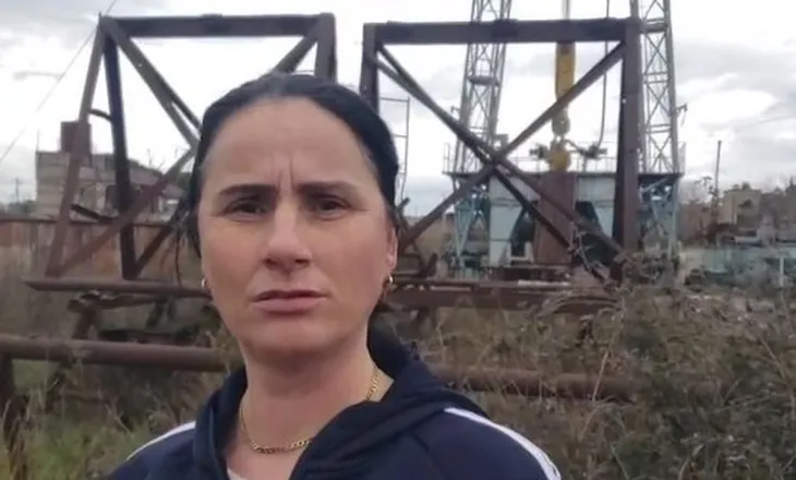 E pushuan nga puna se kërkoi pagën e saj, 40-vjeçarja kërcënon të hidhet nga vinçi në Berat