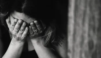 E rëndë/ 20-vjeçari shqiptar bën për spital nënën e tij