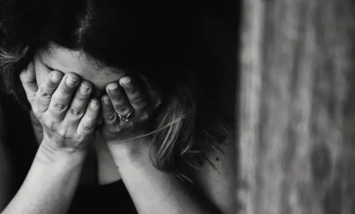 E rëndë/ 20-vjeçari shqiptar bën për spital nënën e tij