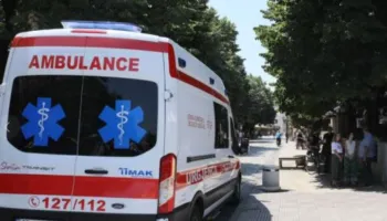 E rëndë në Korçë! Vetëhidhet nga kati i dytë i banesës një 64-vjeçar, përfundon në spital