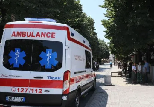 E rëndë në Korçë! Vetëhidhet nga kati i dytë i banesës një 64-vjeçar, përfundon në spital
