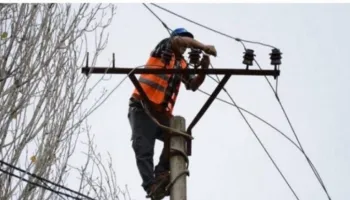 E rëndë në Lezhë, elektricisti humb jetën teksa punonte në shtyllë