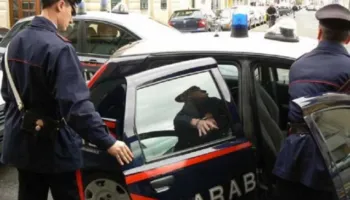 E rëndë në Romë/ 85-vjeçari i zë pritë dhe sulmoi me thikë nusen e tij në mes të rrugës