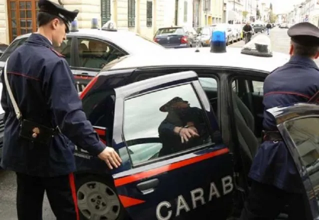 E rëndë në Romë/ 85-vjeçari i zë pritë dhe sulmoi me thikë nusen e tij në mes të rrugës