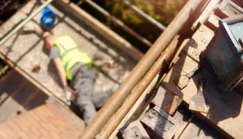 E rëndë/ Ra aksidentalisht nga çatia e shtëpisë, humb jetën 49-vjeçari në Shkodër