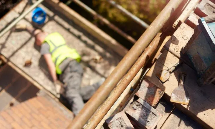 E rëndë/ Ra aksidentalisht nga çatia e shtëpisë, humb jetën 49-vjeçari në Shkodër