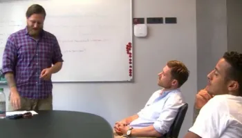 E rrallë / Kush luan në Bundesligë duhet të flasë gjermanisht, Bayern Munich publikon mësimin e gjuhës së Xabi Alosos dhe Alcantarës