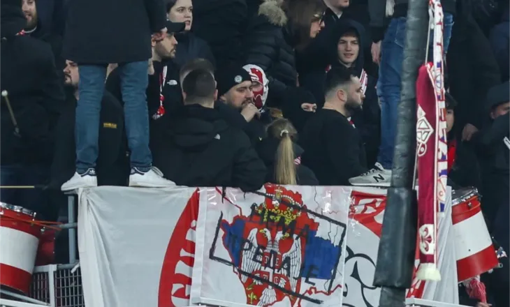 E turpshme/ Tifozët shpalosin hartën e Kosovës me flamurin serb në Europa League, Crvena Zvezda krenohet në rrjetet sociale