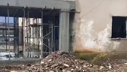 E zunë poshtë inertet nga kantieri i ndërtimit të shkollës, plagoset nxënësi 11-vjeçar në Kukës