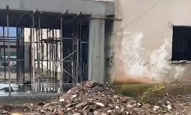E zunë poshtë inertet nga kantieri i ndërtimit të shkollës, plagoset nxënësi 11-vjeçar në Kukës