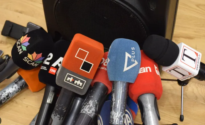 Edhe shoqata e gazetarëve “abcd….. zh” kërkon rritje rrogash në Kushtetuese!