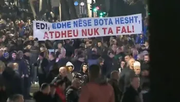‘Edi, edhe nëse bota hesht, Atdheu nuk ta fal’/ Nis protesta e opozitës