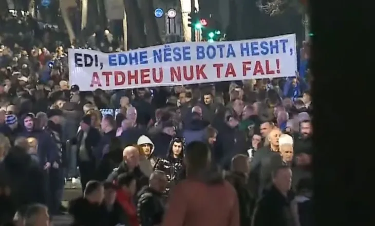 ‘Edi, edhe nëse bota hesht, Atdheu nuk ta fal’/ Nis protesta e opozitës