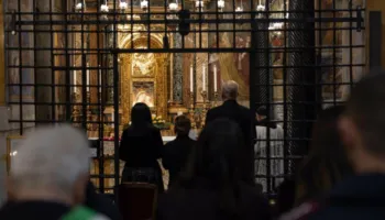 Edi Rama me Nexhmijen në Vatikan për të falur mëkatet e korrupsionit te Papa