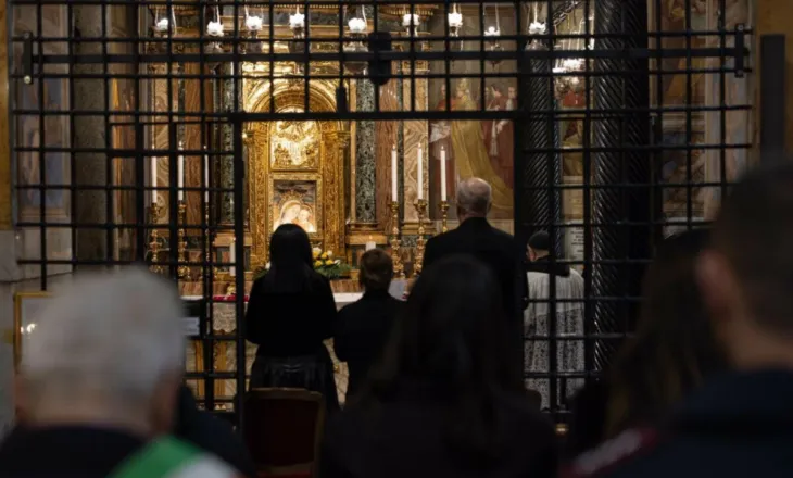 Edi Rama me Nexhmijen në Vatikan për të falur mëkatet e korrupsionit te Papa