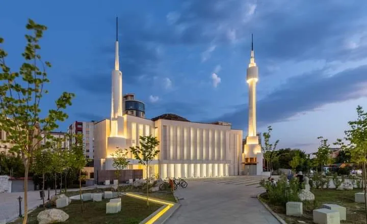 Edi Rama ndan pamjet: Xhamia e Ballies në Elbasan e vlerësuar si një nga objektet më të veçanta të kultit në botë (Video)