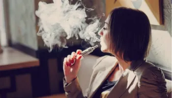 Ekspertët francezë: Cigaret elektronike mund të shkaktojnë efekte kardiovaskulare dhe kancerogjene